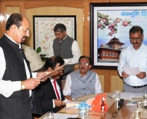  Shimla: The Chief Minister administered oath to the chairman and members of the Water Cess Commission today.