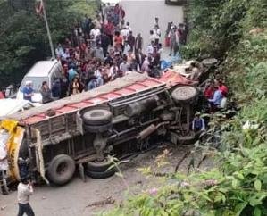  Shimla: An uncontrollable truck collided with a pickup in Dhalli, two died