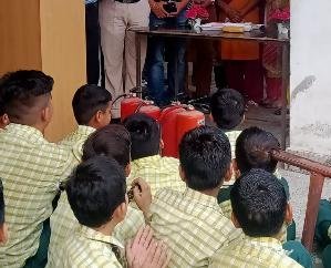 Fire department gave fire extinguishing training to school children