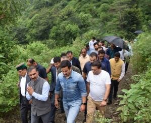 Solan: CM Sukhu reached Jadon of Mamlig Tehsil, consoled the bereaved family members