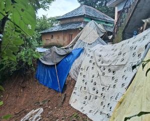 Dharamshala: Landslide in Tehsil Kotla's Panchayat Dol threatens two houses 111