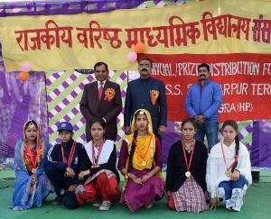 राजकीय वरिष्ठ माध्यमिक पाठशाला संसारपुर टैरस में उद्योगमंत्री ने नवाजे होनहार