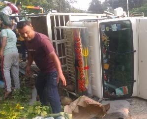Dada Siba: Pickup trolley overturned near Ara Chowk, 15 passengers injured