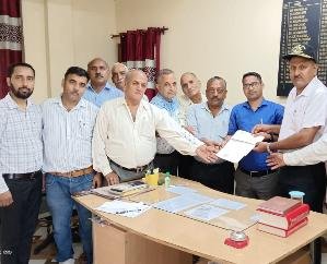 Jwalamukhi: Former Army Association Khudian gave Rs 60,300 to the Chief Minister's Relief Fund