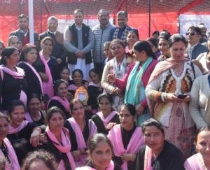 महेन्द्र सिंह ठाकुर ने ध्वजारोहण कर भव्य मार्च पास्ट की सलामी ली