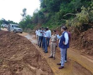  Jaisinghpur: DC inspected the damage caused by rain in Jaisinghpur