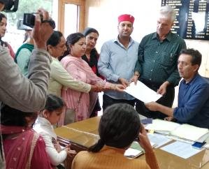 Shimla Citizen's Assembly submitted memorandum to cut down trees which have become a threat