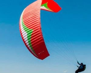 कलाबाज़ियां दिखते हुए पैराग्लाइडर पायलट दुर्घटना का शिकार 