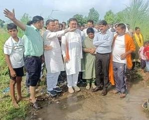 Former Assembly Speaker Parmar visited the flood affected areas of Fatehpur and Indora