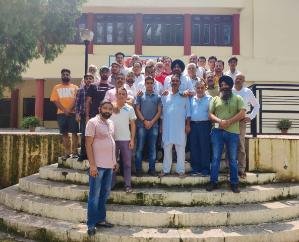 Nalagarh Congress distributed fruit-juice in the hospital on Rajiv Jayanti