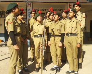 धुन्दन के राजकीय आदर्श वरिष्ठ माध्यमिक पाठशाला मे  प्रकाश चंद बट्टू ने किया ध्वजारोहण