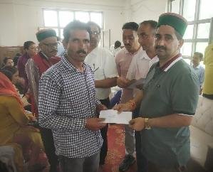 MLA of Shahpur gave relief amount of 22 lakhs to 68 affected families
