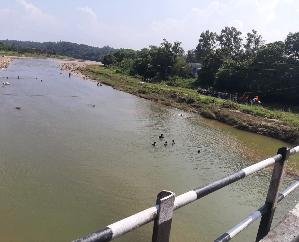 Dehra: Devotees from outside states are taking a dip in the swollen Naked Khad