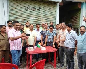 Shopkeepers of Dada Siba celebrated the success of Chandrayaan-3 by bursting crackers