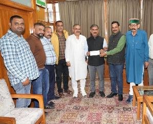 Dada Siba: The Green Valley Goods Carrier Co-operative Society contributed one lakh to the reliDada Siba: The Green Valley Goods Carrier Co-operative Society contributed one lakh to the relief fund  111ef fund