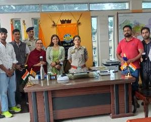 cyber police handed over 12 missing phones to the owner 1141