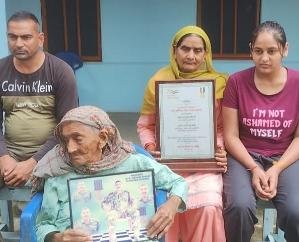 Jaisinghpur: Martyr's mother's call, age crossed 100; Now the government should make the road