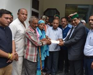 Dr. Shandil gave a relief check of 15 lakhs to Jamuna Devi who was affected by Jadon disaster.