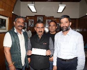 Dehra: One lakh rupees check given to Chief Minister for disaster relief fund