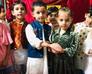 Solan: In Sai International School, girl students tied rakhi on the wrist of the students.