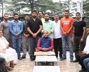Shimla: Newly appointed officials of Mandi district met the opposition leaders under the leadership of Mandi District President.