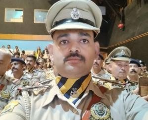Indora: Nurpur police station in-charge Surendra Dhiman and Dhangupir police post ASI Rajpal Thakur received DGP Disk Award. 111