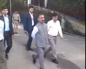 Once again CM Sukhu reached Secretariat on foot from Oak Over, talked to people on the way.