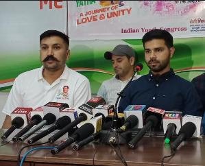 Youth Congress celebrated the first anniversary of Bharat Jodo Yatra, distributed fruits