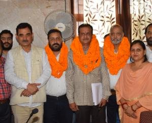 Sanjay Awasthi administered oath to 3 nominated councilors of Nagar Panchayat Arki.