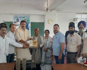  Indora: MLA Malendra honored National Teacher Award winner Vijay Kumar