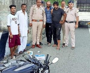 Indora: Damtal police caught two smugglers from Jammu and Kashmir with chitta.