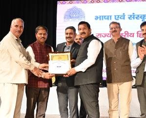 Mukesh said in the Official Language Award distribution ceremony - It is necessary to inculcate sentiment in the minds of people regarding Hindi