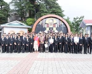  Students of Indian Institute of Legal Studies Haridevi met the Vice President, got information about the parliamentary system.