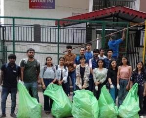  Solan: More than 1000 students participated in the 8th cleanliness fortnight of Shoolini University.