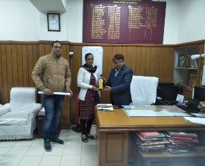 एस.डी.एम. सदर ने तीन बूथ लेवल अधिकारियों को सराहनीय कार्य के लिए किया सम्मानित