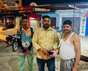 Dehra: Nehran Pukhar shopkeeper Sanjeev Rajput showed his honesty by returning his mobile.