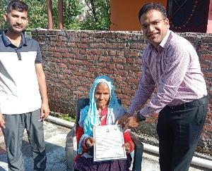 Dharamshala: DC honored elderly Tilko by visiting his home, gave him a citation