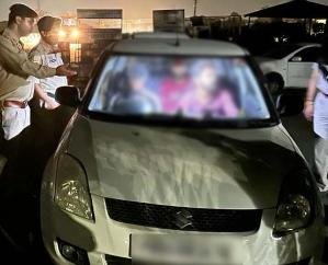 Indora: Three youths caught with opium in Damtal; Two country made pistols, pistols and rounds recovered from the vehicle