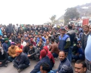 अल्ट्राटेक सीमेंट कंपनी के खिलाफ किया जा रहा प्रदर्शन 11वें दिन भी जारी