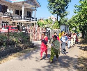 Dehra: Volunteers of Dada Seeba College ran a special race.