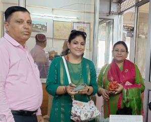 Jwalamukhi: Security incharge Ravi returned the purse of the female devotee