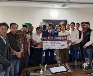 Solan: Non-Gazetted Employees Federation District Solan donated one lakh in relief fund