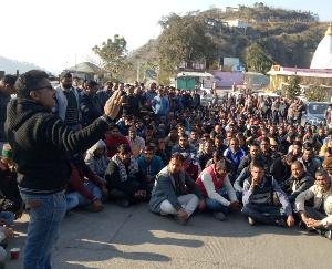 अल्ट्राटेक सीमेंट कंपनी के खिलाफ शनिवार को 12वें दिन भी धरना-प्रदर्शन जारी 