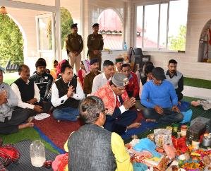 Solan: Dr. Shandil offered the head at Maa Baglamukhi Mata Temple in Mamlig.