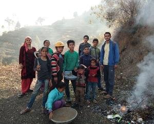 दाड़लाघाट के गांव ग्वाह में स्थानीय ग्रामीणों ने चलाया स्वच्छता अभियान