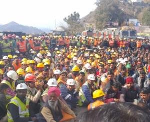 अल्ट्राटेक कंपनी के खिलाफ धरना-प्रदर्शन सोमवार को 14वें दिन भी जारी