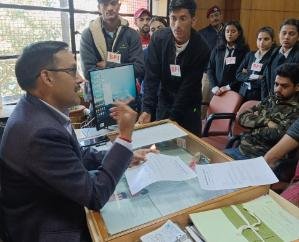 Shimla: SFI submitted memorandum to the controller of examinations regarding the demands.