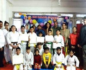 बृज कराटे अकादमी में 7 बच्चों ने दी कलर बेल्ट ग्रेडिंग परीक्षा