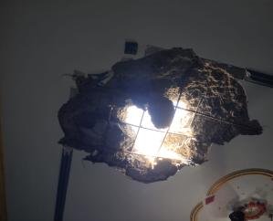 Kunihar: Tipper fell on the house in Badorghati on Diwali night, people sleeping in the house narrowly escaped.