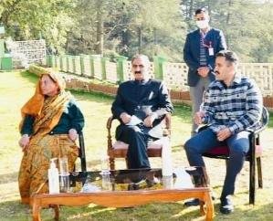  Shimla: Pratibha Singh went to Oak Over and wished Diwali to the CM.